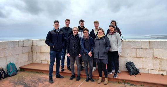 Das Bild zeigt neun Menschen auf dem "Elefantenturm" in Sardinien. Foto: Dr. Nina Mindt