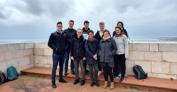 Das Bild zeigt neun Menschen auf dem "Elefantenturm" in Sardinien. Foto: Dr. Nina Mindt