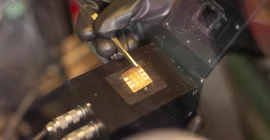 Detailaufnahme in einem aLabor mit Solarzelle