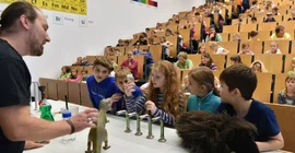 Foto im Hörsaal während einer Vorlesung bei der Kinder-Uni.
