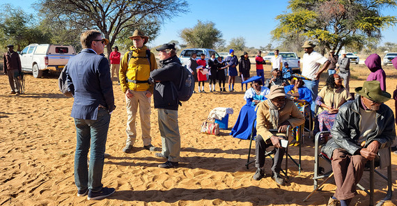 Gruppe von Menschen auf einer Farmanlage