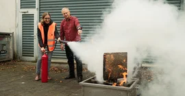 Ulf Lepszy überwacht eine Feuerlöschübung bei der viel Qualm und Löschgase entstehen.