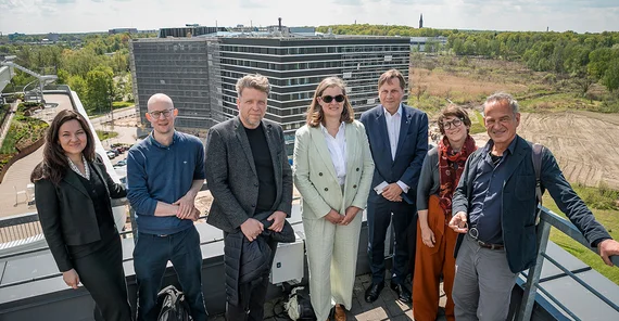 Delegation UP mit der Geschäftsführerin Deutschland-Zentrums Ilze Garda und dem Direktor des Deutschland-Zentrums Raivis Bičevskis auf dem Dach eines Gebäudes der Universität lettlands.