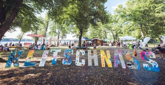 Die Buchstaben "Klitschnass" werden am See hochgehalten.