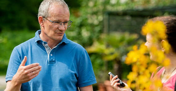 Prof. Michael Lenhard im Botanischen Garten