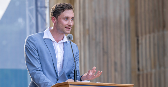 Im Namen der Absolventinnen und Absolventen dankte Absolventenpreisträger Lars Masanneck der Universität Potsdam.