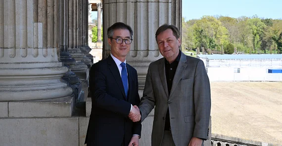 Botschafter S.E. Herr Sang Beom Lim (l.) und Prof. Oliver Günther, Ph.D.,Präsident der Universität Potsdam schütteln die Hände.