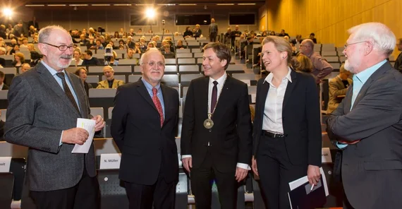 Präsident Prof. Oliver Günther, Ph.D. mit dem Festredner Prof. Dr. Karl Ulrich Mayer (Bildmitte) und Prof. Dr. Katharina Hölzle (Potsdam Transfer), Wissenschaftsminister a.D. Hinrich Enderlein (r.) und Prof. Dr. Dieter Wagner (Universitätsgesellschaft e.V.).