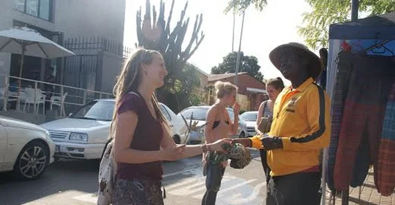 Seitdem wir aus dem Flugzeug gestiegen sind, haben wir dazugelernt, und so verärgern wir einige der Straßenhändler mit unseren inzwischen perfektionierten Handelskünsten. Foto: Diana Banmann