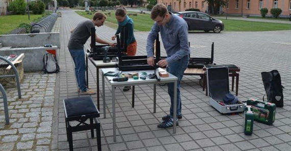 Studierende des Fachschaftsrates Musik reparieren defekte Klavierbänke.
