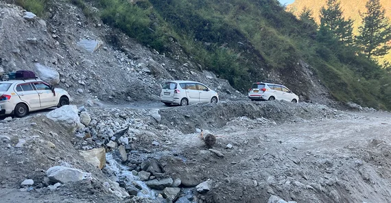 Unsere Fahrzeuge passieren eine Stelle mit häufigen Hangrutschungen. An solchen Passagen kommt es oft zu Fahrbahneinengungen und langen Staus.