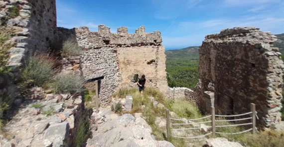 Ruinen eines alten Gebäudes am Hang.