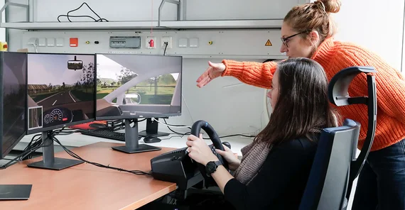 Experiment zum sprachlichen Multitasking beim Autofahren.