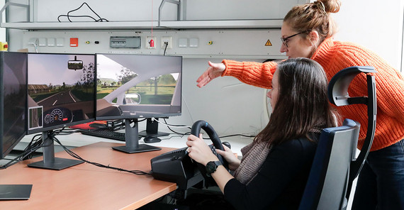 Experiment zum sprachlichen Multitasking beim Autofahren. Experiment zum sprachlichen Multitasking beim Autofahren.