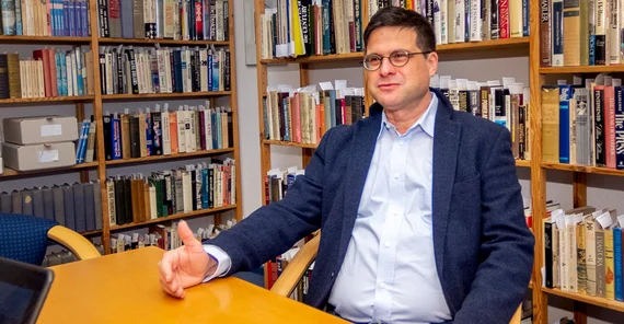 Apl Prof. Gideon Botsch im Interview. | Foto: Tobias Hopfgarten
