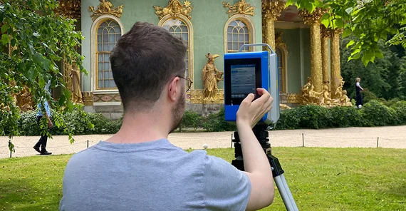 Student überprüft die Einstellungen des terrestrischen 3D-Laserscanners Zoller+Fröhlich IMAGER 5016