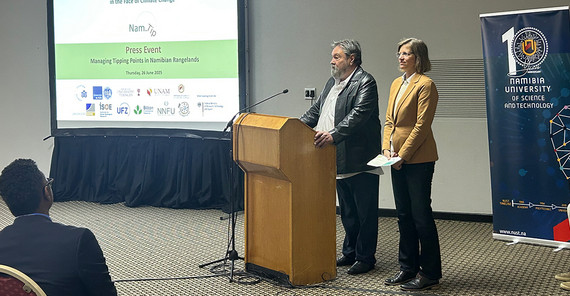 Eine Frau und ein Mann stehen gemeinsam an einem Rednerpult