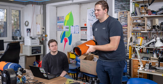 Leon Oparin (l.) und Eik Malte Saathoff mit auseinandergebauter Atemschutzattrappe.