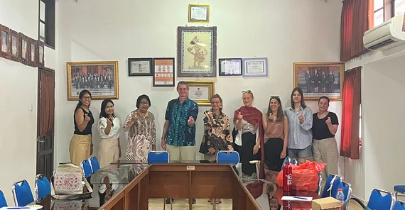 Teilnehmende des Field-Trips zusammen mit Vertetenden der Udayana-Universität posieren für ein Gruppenfoto.