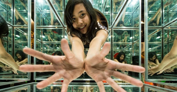 Ausstellung im Extavium / Mädchen im Spiegelwürfel. | Foto: Extavium. Ausstellung im Extavium / Mädchen im Spiegelwürfel. | Foto: Extavium.