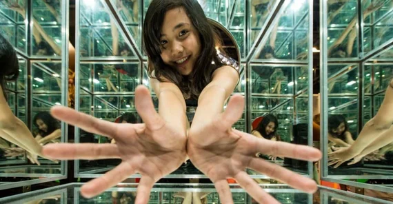 Ausstellung im Extavium / Mädchen im Spiegelwürfel. | Foto: Extavium.