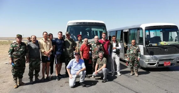 Es ist ein Gruppenfoto der Potsdamer Texkursionsteilnehmenden mit kurdischen Soldaten, die mit ihrem Bus liegengeblieben sind. Foto: privat