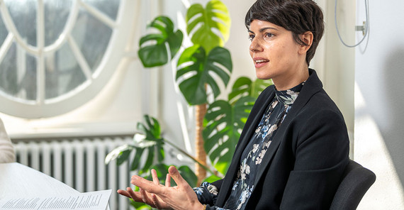 Dr. Nina Khan im Interview. Das Foto ist von Thomas Roese.