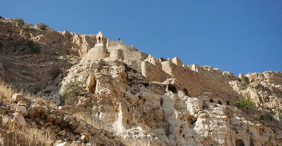 Das Foto zeigt das Felsenkloster Rabban Hormzid. Das Foto ist von Valentina Meyer-Oldenburg.