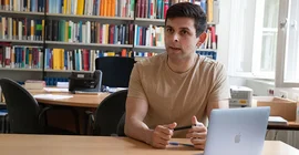 Cenk Nickel in seinem Büro während des Interviews.