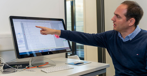 Prof. Dr. Mathias Weymar erläutert die Ergebnisse des EEG-Experiments. | Foto: Tobias Hopfgarten
