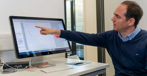 Prof. Dr. Mathias Weymar explain the EEG testing. | Photo: Tobias Hopfgarten