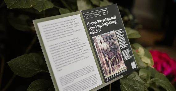 Tafel der Ausstellung „Koloniale Kontinuitäten – Postkolonialer Rundgang durch den Botanischen Garten Potsdam“.