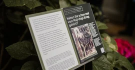 Tafel der Ausstellung „Koloniale Kontinuitäten – Postkolonialer Rundgang durch den Botanischen Garten Potsdam“.