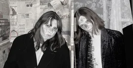 Zwei blass geschminkte junge Frauen bei einer Theaterprobe