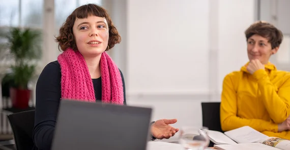 Projektleiterin Paula Teich (l.) und Projektleiterin Dr. Kathleen Golle (r.) während des Interviews.