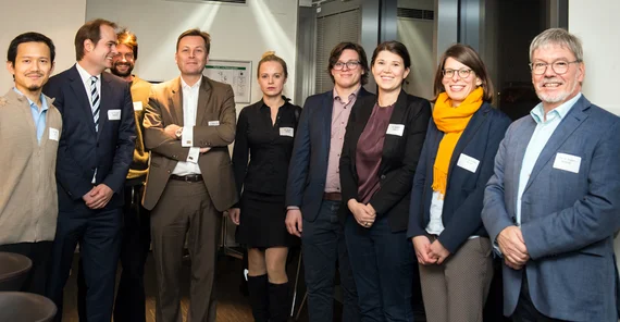 Teilnehmer des Potsdamer Postdoc-Programms mit dem Uni-Präsidenten Prof. Oliver Günther, Ph.D. (4.v.l.) und dem Vizepräsidenten für Forschung und wissenschaftlichen Nachwuchs (r). Foto: Karla Fritze.