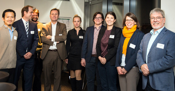 Teilnehmer des Potsdamer Postdoc-Programms mit dem Uni-Präsidenten Prof. Oliver Günther, Ph.D. (4.v.l.) und dem Vizepräsidenten für Forschung und wissenschaftlichen Nachwuchs (r). Foto: Karla Fritze. Teilnehmer des Potsdamer Postdoc-Programms mit dem Uni-Präsidenten Prof. Oliver Günther, Ph.D. (4.v.l.) und dem Vizepräsidenten für Forschung und wissenschaftlichen Nachwuchs (r). Foto: Karla Fritze.