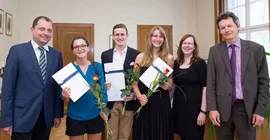 Vizepräsident Prof. Dr. Andreas Musil, die Absolventen Lena Dietzen, Markus Janke, Jana Maria Hähnlein, Studiengangkoordinatorin Anne Voigt, Dekan Prof. Dr. Tobias Lettl (Foto Karla Fritze)