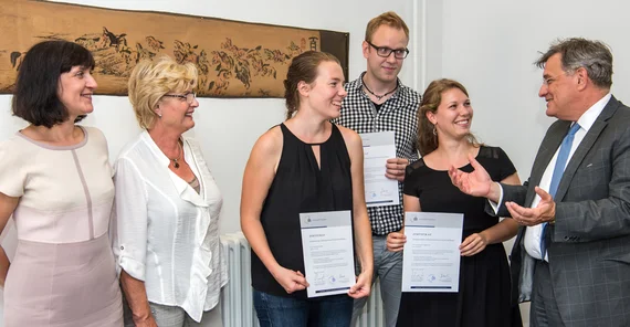 Prof. Dr. Florian J. Schweigert, Vice President for International Affairs, Alumni and Fundraising, warmly congratulated the first students on successfully obtaining their degree certificates. In our photo: Dr. habil. Ljuba Kirjuchina, Director of the Office of the StudiumPlus Course Committee, Dr. Doris Gebert, Director of the Center for Languages and Key Competences, with students Daniela Marie Gebbert, Henryk Meyer und Johanna Wagenknecht. Photo: Karla Fritze