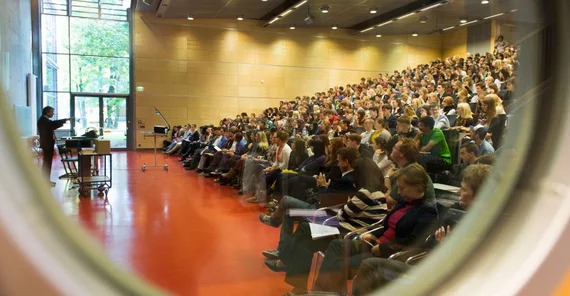 Vorlesungssaal mit Studierenden