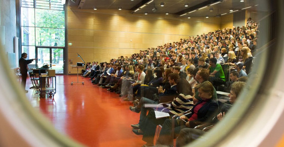 Vorlesung auf dem Campus Griebnitzsee (Karla Fritze) Vorlesungssaal mit Studierenden