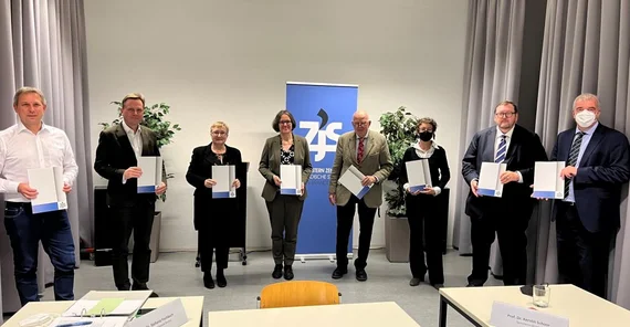 Das Bild zeigt die Kuratoriumsmitglieder des ZJS mit der unterzeichneten Kooperationsvereinbarung. Das Foto ist von Kerstin Schoor.