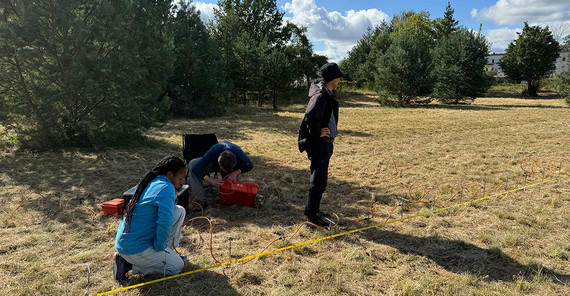 Students Mercy Ekua Grimmon-Thompson (left) and Diyorbek Toshniyozov (right) connect the cables for the geoelectric measurements together with Jens Tronicke.