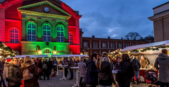Weihnachtsmarkt an der Universität – Gelegenheit für alle Spätentschlossenen, ein passendes Geschenk zu finden. Angeboten werden aber auch viele kleine Leckereien und heiße Getränke. Foto: Karla Fritze