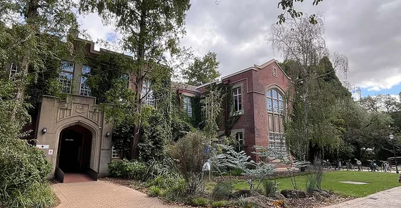 Foto von zwei Gebäuden der University of Melbourne