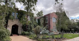 Foto von zwei Gebäuden der University of Melbourne