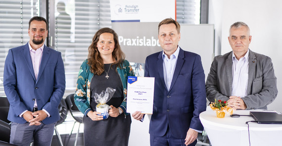 v.l.n.r. Sascha Thormann (Geschäftsführer von Potsdam Transfer), Pola Serwene (erhielt 2021 FöWiTec-Preis), Uni-Präsident Prof. Oliver Günther und Geschäftsführer der UP Transfer GmbH, Dr. Andreas Bohlen