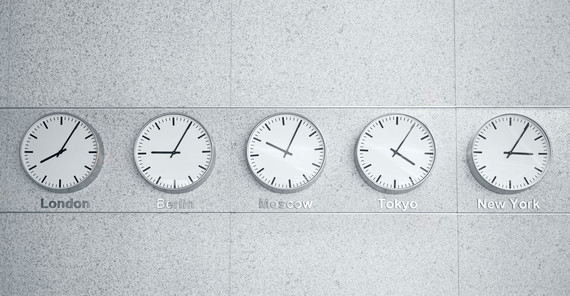 Das Bild zeigt fünf Wanduhren mit unterschiedlichen Uhrzeiten.