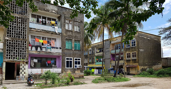 Die Plattenbausiedlung Kikwajuni, die Ende der 1960er Jahre von der damaligen DDR gesponsert und in Sansibar errichtet wurde. Foto: Dr. Torsten Lipp.