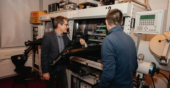 Prof Neher explains to Matthias Zimmermann how the prototypes of new solar cells are manufactured.